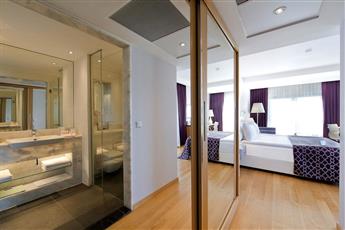 Akra V Hotel
