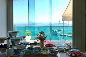 Alesta Yacht Hotel