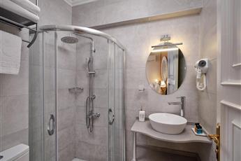 Alzer Hotel