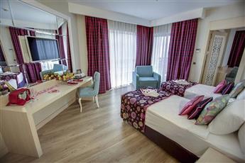 Azura Deluxe Resort & Spa