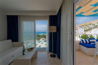 Bellazure Hotel