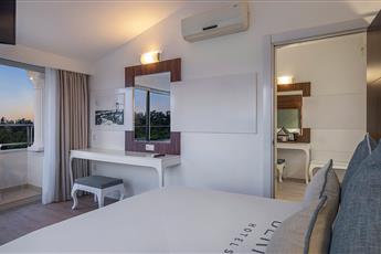Berry Blue Hotel