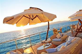 Charisma De Luxe Hotel