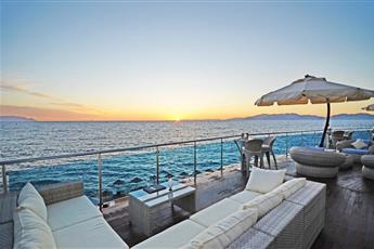 Charisma De Luxe Hotel