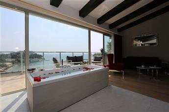 Charisma De Luxe Hotel