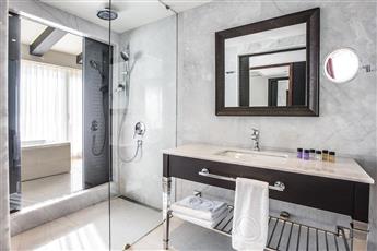 Charisma De Luxe Hotel