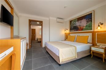 Crystal Club World of Colours 4*