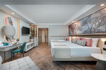 Delphin Palace