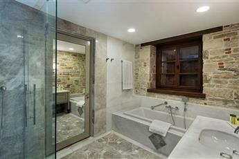 DoubleTree by Hilton Kusadasi 4*