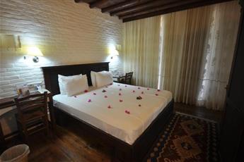 El Vino Hotel & Suites