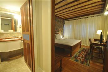 El Vino Hotel & Suites