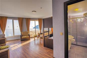 Hawaii Suite Beach Hotel 3*