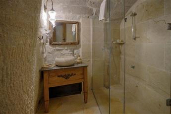 Hera Cave Suites