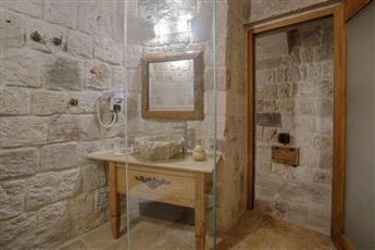Hera Cave Suites