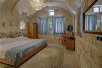 Hera Cave Suites