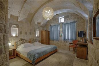 Hera Cave Suites