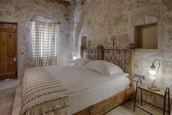 Hera Cave Suites