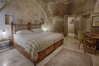 Hera Cave Suites