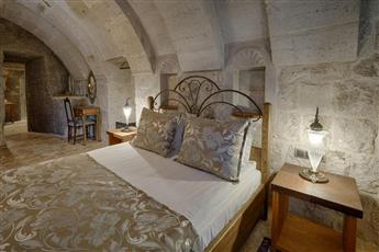 Hera Cave Suites