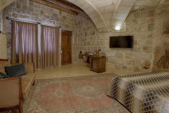 Hera Cave Suites