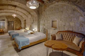 Hera Cave Suites