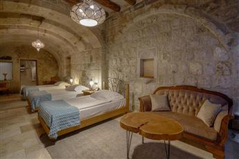 Hera Cave Suites