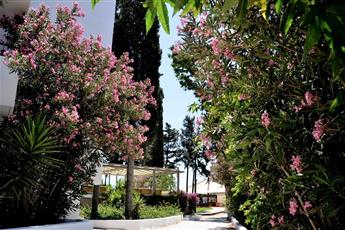 Liv Hotel by Bellazure 4*