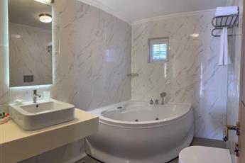 Moonshine Hotel & Suites 3*