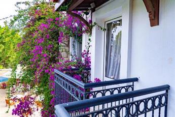 Moonshine Hotel & Suites
