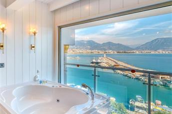 Numa Port Hotel