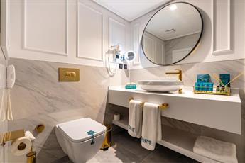Qlusive Hotel - Adults Only 12+
