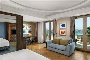 Radisson Blu Hotel Istanbul Pera 5*