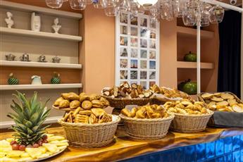 Raymond Hotel Old City 4*