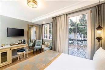 Raymond Hotel Old City 4*