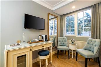 Raymond Hotel Old City 4*