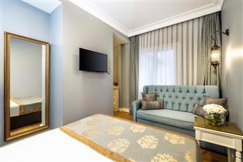 Raymond Hotel Old City 4*