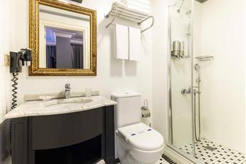 Raymond Hotel Old City 4*