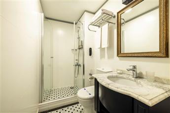 Raymond Hotel Old City 4*