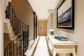 Raymond Hotel Old City 4*