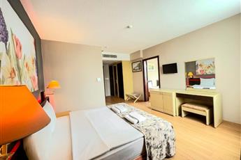 Senza Sunset Beach Hotel