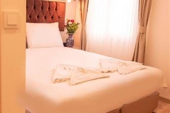 The Lola Hotel