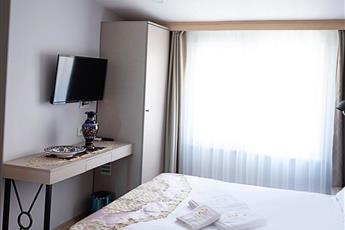 The Lola Hotel