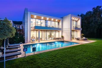 The Norm Collection Door'a 5*