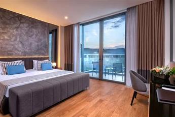 The Norm Collection Door'a 5*