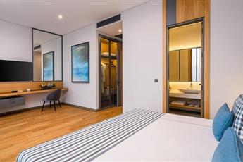 The Norm Collection Door'a