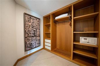 The Norm Collection Door'a
