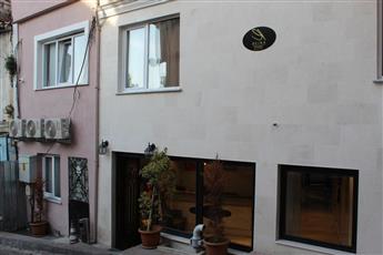 The Reina Hotel
