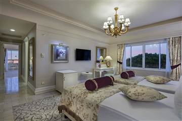 DELUXE FAMILY SUITE