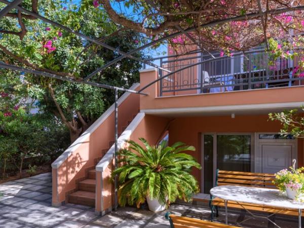 Poseidon Studios & Apartments